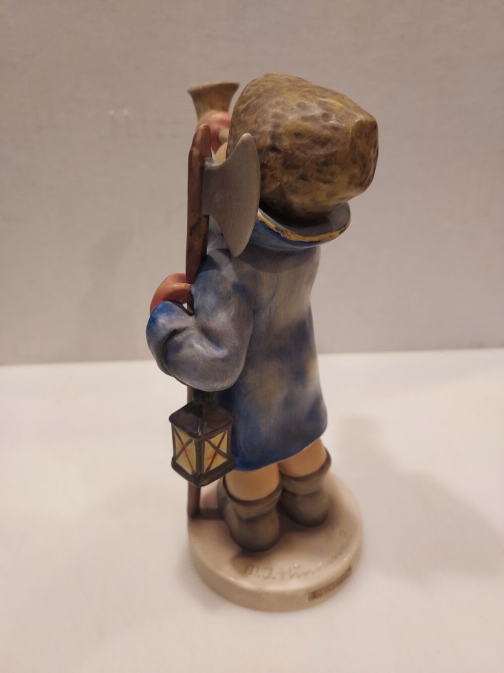 Hummel Figurine "HEAR YE, HEAR YE" ~ 7 1/2" Tall ~ - Picture 4 of 9
